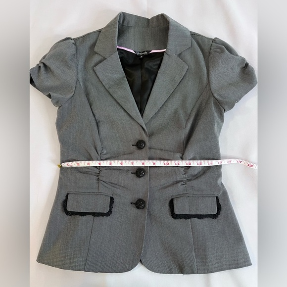 Maurices Grunge Ruffled Sleeveless Blazer with Bedazzled Buttons Sz Medium - Picture 3 of 8